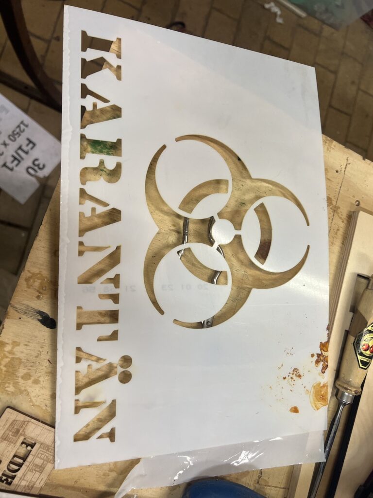 Laserskurna schabloner formgivna av TSOI, använda för att skapa visuella mönster och mystisk stämning under Hide and Seek-eventet i SöDER Gallerian.