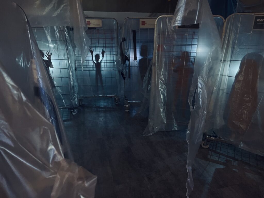 Scenografi och rekvisita skapad av TSOI för Halloween-eventet Hide and Seek i SöDER Gallerian, Helsingborg