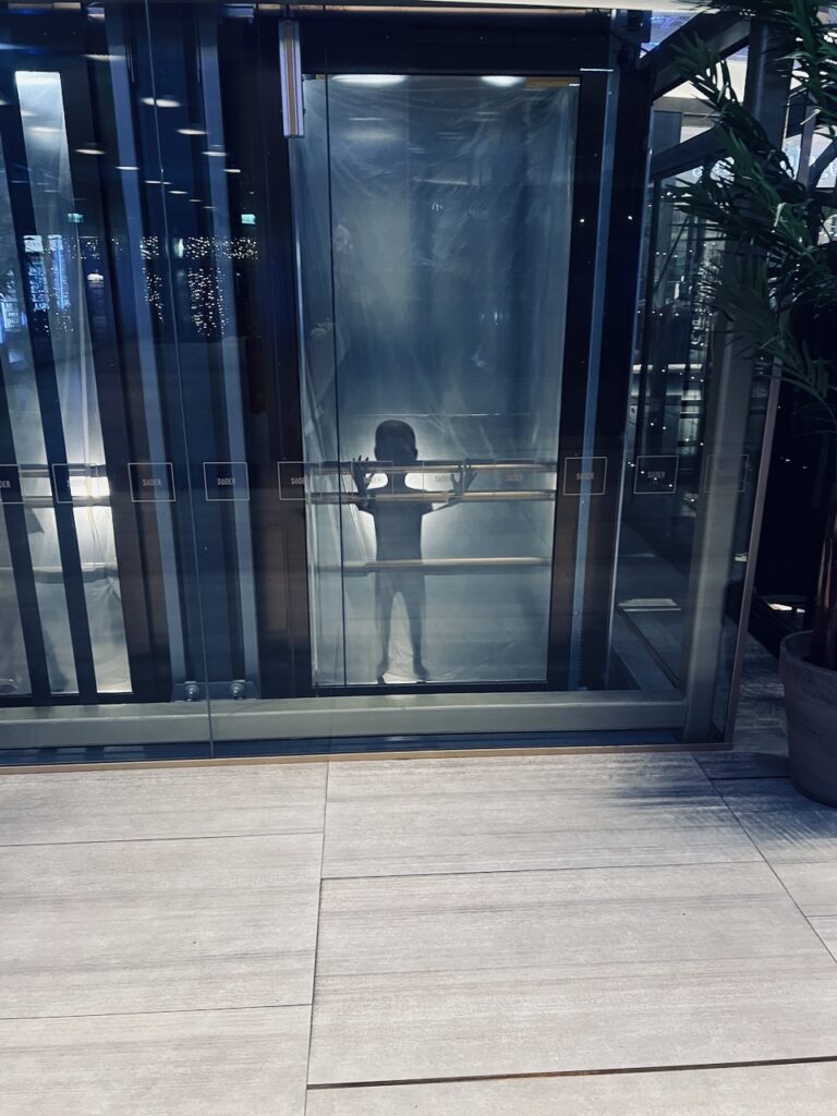 Tematisk Halloween-rekvisita designad av TSOI för skräckinspirerad eventmiljö i SöDER Gallerian.