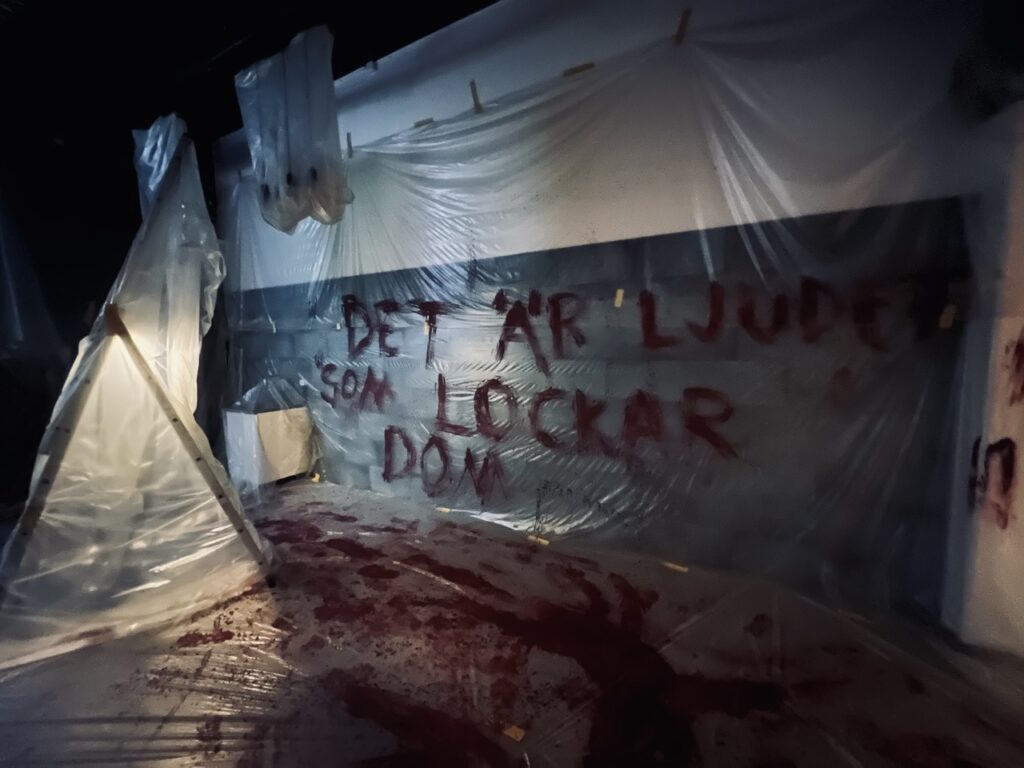 TSOI på plats i SöDER Gallerian under produktion av scenografi och rekvisita inför Hide and Seek-eventet.