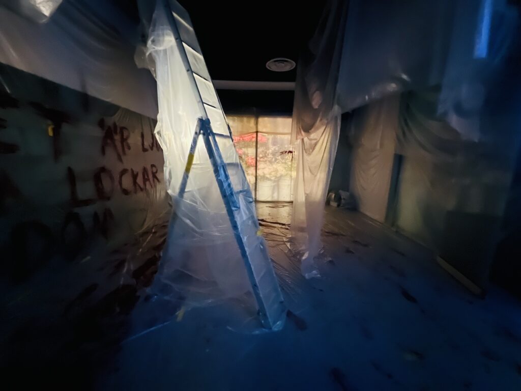 TSOI på plats i SöDER Gallerian under produktion av scenografi och rekvisita inför Hide and Seek-eventet.