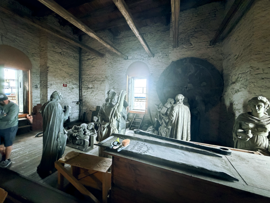 Gipsmodellerna fångar detaljer som idag delvis har gått förlorade på de vittrande skulpturerna utomhus.